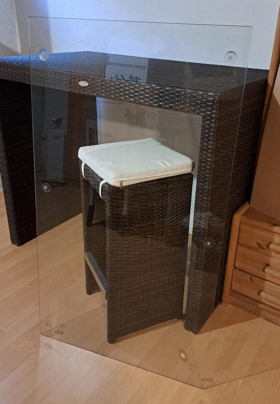 Set di tavolo e panche: Gartenmöbel von denova: Hochtisch / Bartisch und 4 Hocker – Usato da Basel venduto da Patiscat 4