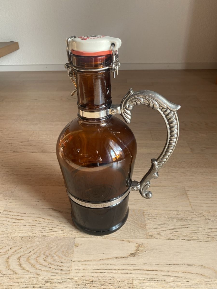 Bicchieri, Caraffe & Bottiglie: Rügenbräu Bierflasche "Der Küfer" 2l – Usato da Lotzwil venduto da Doto1303 1