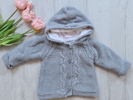 Kuschelige warme Strickjacke Gr. 74, mit der Kapuze