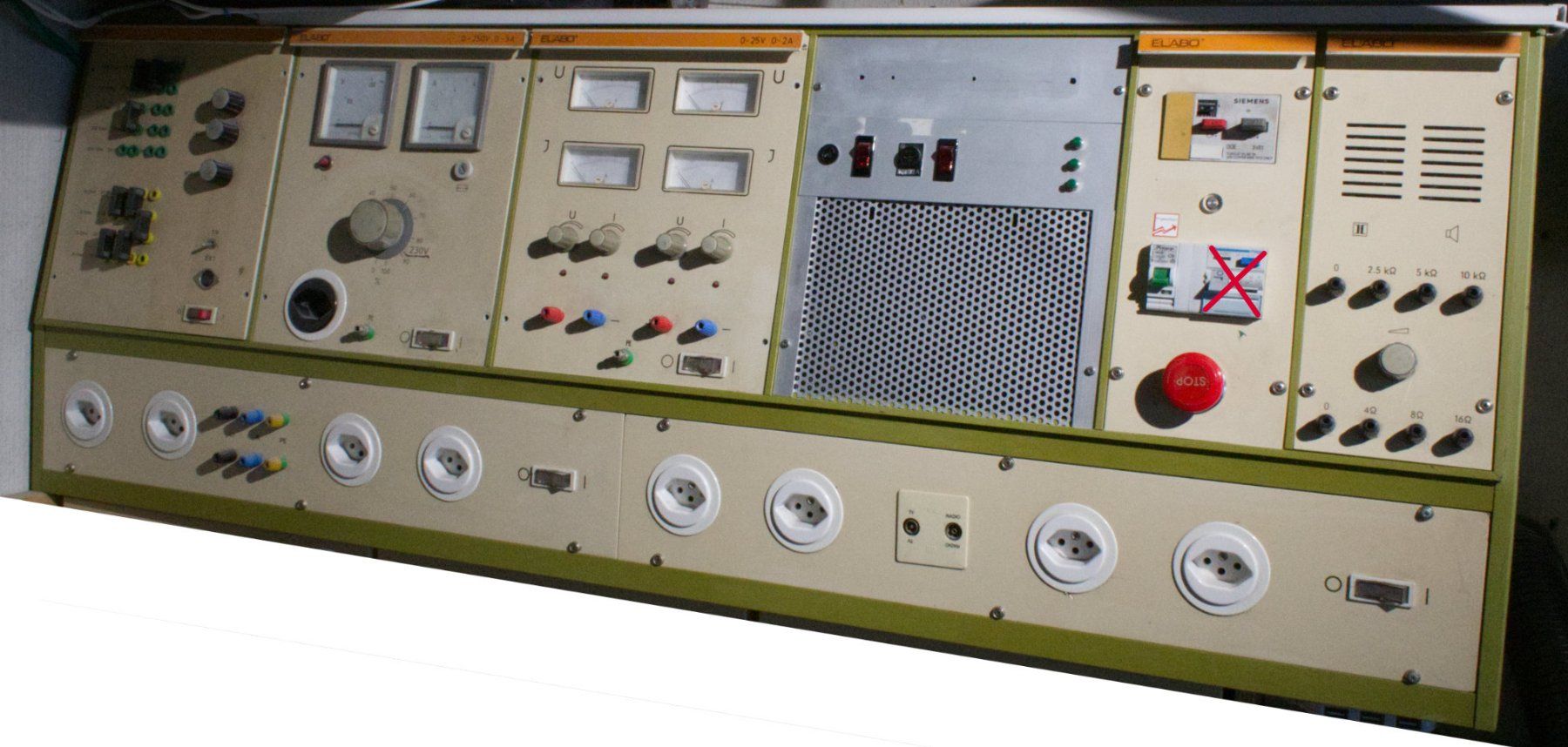 Elettrotecnica: ELABO Elektrolabor Tischaufbau – Usato da Zürich venduto da mac_l2k9