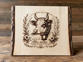 Holzbild mit Kuh – 20 × 30 cm – Schweizer Holz mit Rinde