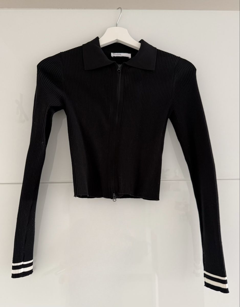 Bershka Top: Schwarzes Crop-Top – Usato da Birmenstorf AG venduto da las.e
