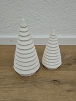 2 weisse Keramik-Weihnachtsbäume