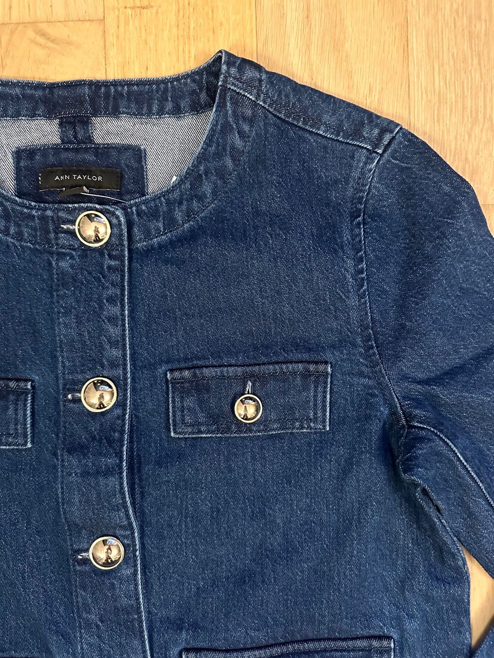 Giacche: Ann Taylor Denim Collarless Button Jacket – Nuovo e nell'imballaggio originale da Wallisellen venduto da giotak 5