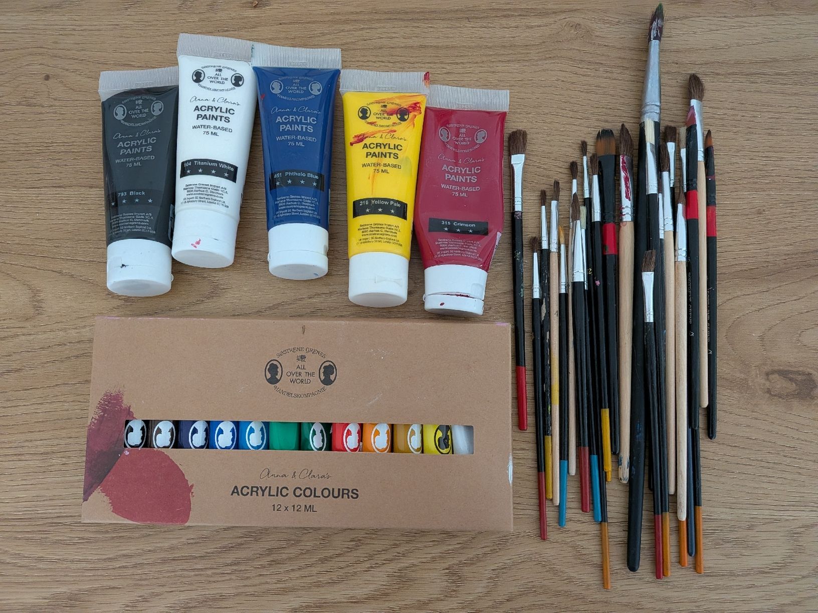 Peintures: Acrylic paints + paintbrushes  – D'occasion à Zürich par tysia2512