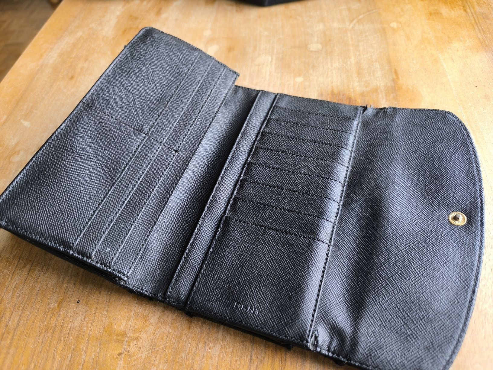 DKNY Portamonete: DKNY Schwarze Geldbörse mit Logo-Muster – Usato da Bern venduto da Gische 3