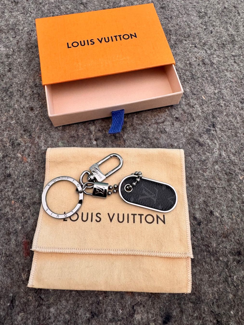 Louis Vuitton Portachiavi: Louis Vuitton Monogram Eclipse ID Tab Schlüsselanhänger OVP – Nuovo (secondo la descrizione) da Zürich venduto da pj_pry_to 7