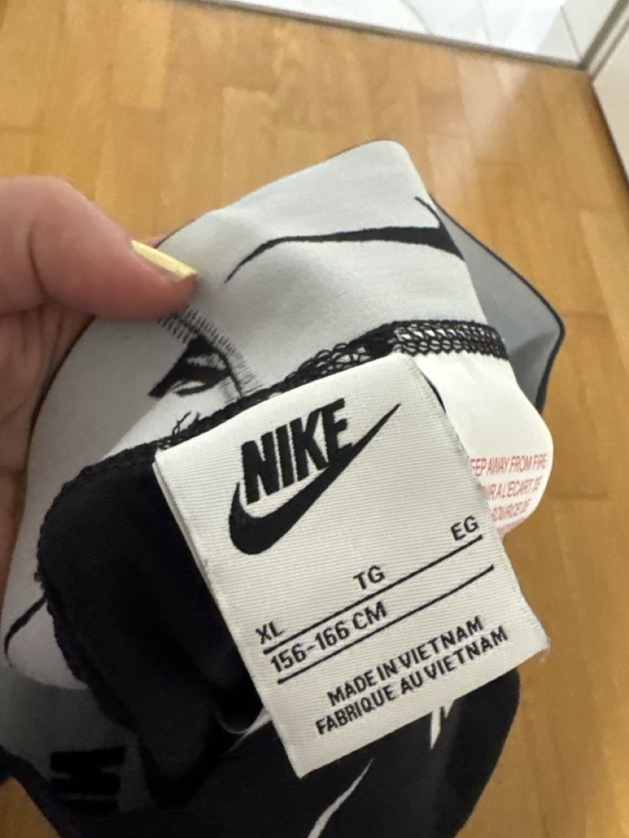 Nike Calze & Collant: Nike Leggings Gr. 156-166 cm – Usato da Füllinsdorf venduto da silberstern110 1