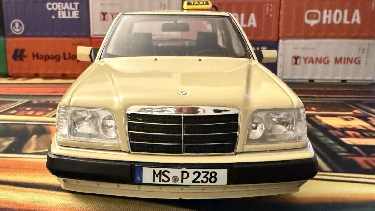 Mercedes-Benz Modellautos:  Mercedes E320 Taxi 1:18 – Neu (gemäss Beschreibung) aus Basel von Zomeg 5