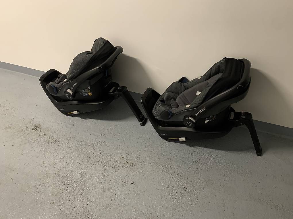 Maxi-Cosi Seggiolini per auto: Maxi Cosi sièges bébés avec base Isofix – Usato da Collombey venduto da DRADA_M