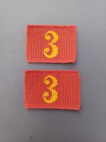2 Achselnummern 1898, gelbe 3 auf rotem Grund