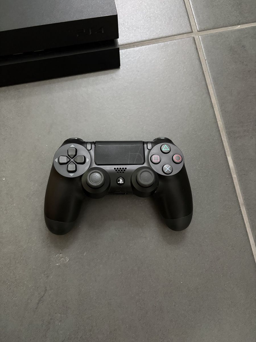 Sony Console: PS4 Fat + Controller + Netzkabel (bundle) – Usato da Niederurnen venduto da mat_22hd 1