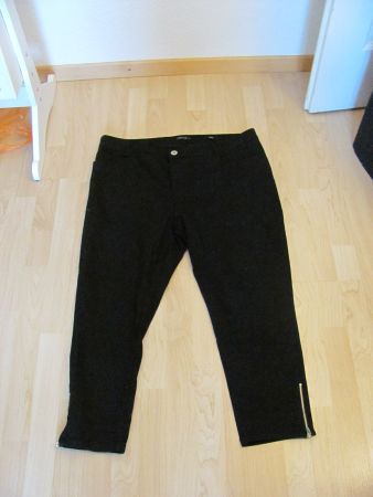 Schwarze Jeanshose Gr. 48, mit Reissverschlüssen!