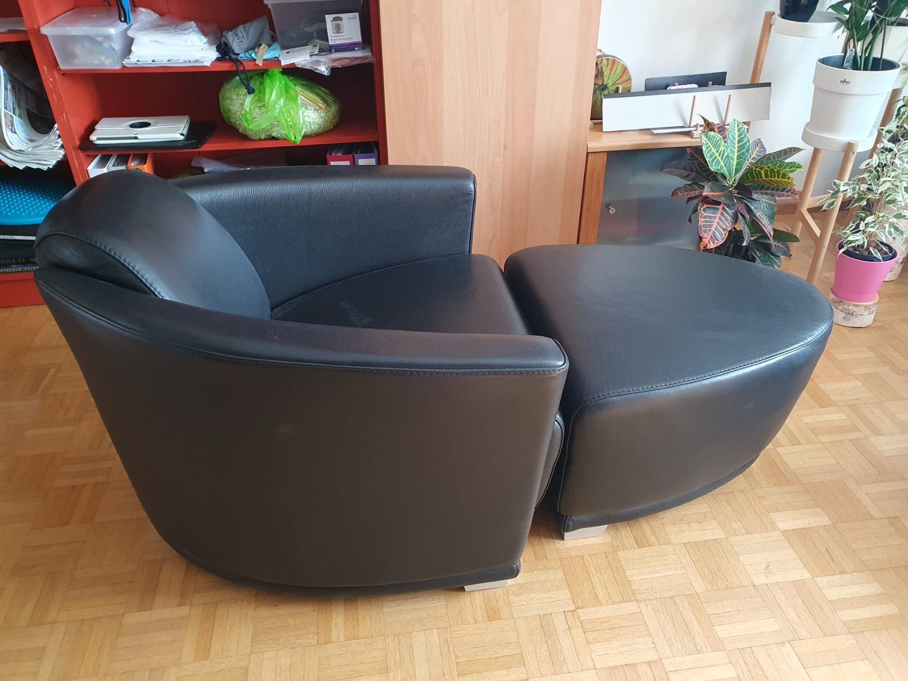 Poltrone: Designer Leder Sessel mit Hocker, schwarz – Usato da Basel venduto da baschi50 2