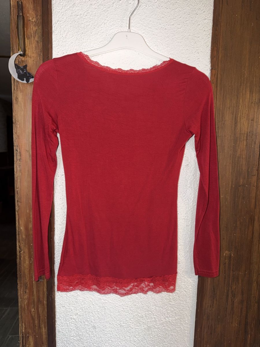 Top: Rotes Langarmshirt mit Spitze - Herbst/Winter, Gr. S – Usato da Bergdietikon venduto da mel_2vyy 1