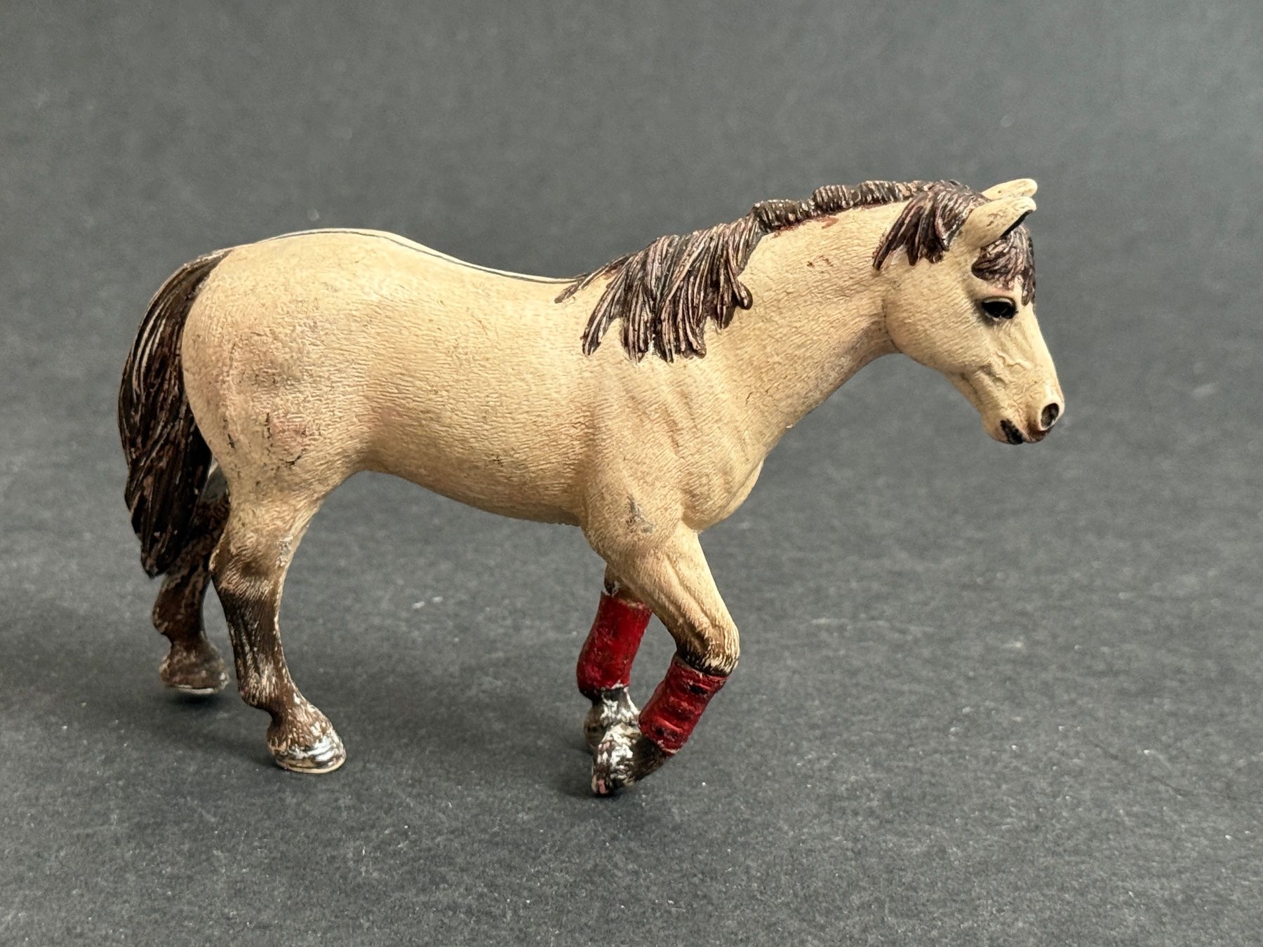 Schleich Statuette: Schleich 13706 Schulpferd Pferd – Usato da Ennetbaden venduto da mapa05