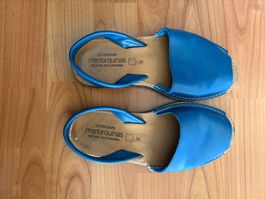 Blaue Schuhe wie Sandale