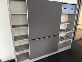 Grosser Büroschrank / Regal mit Schiebetür, Top Zustand!