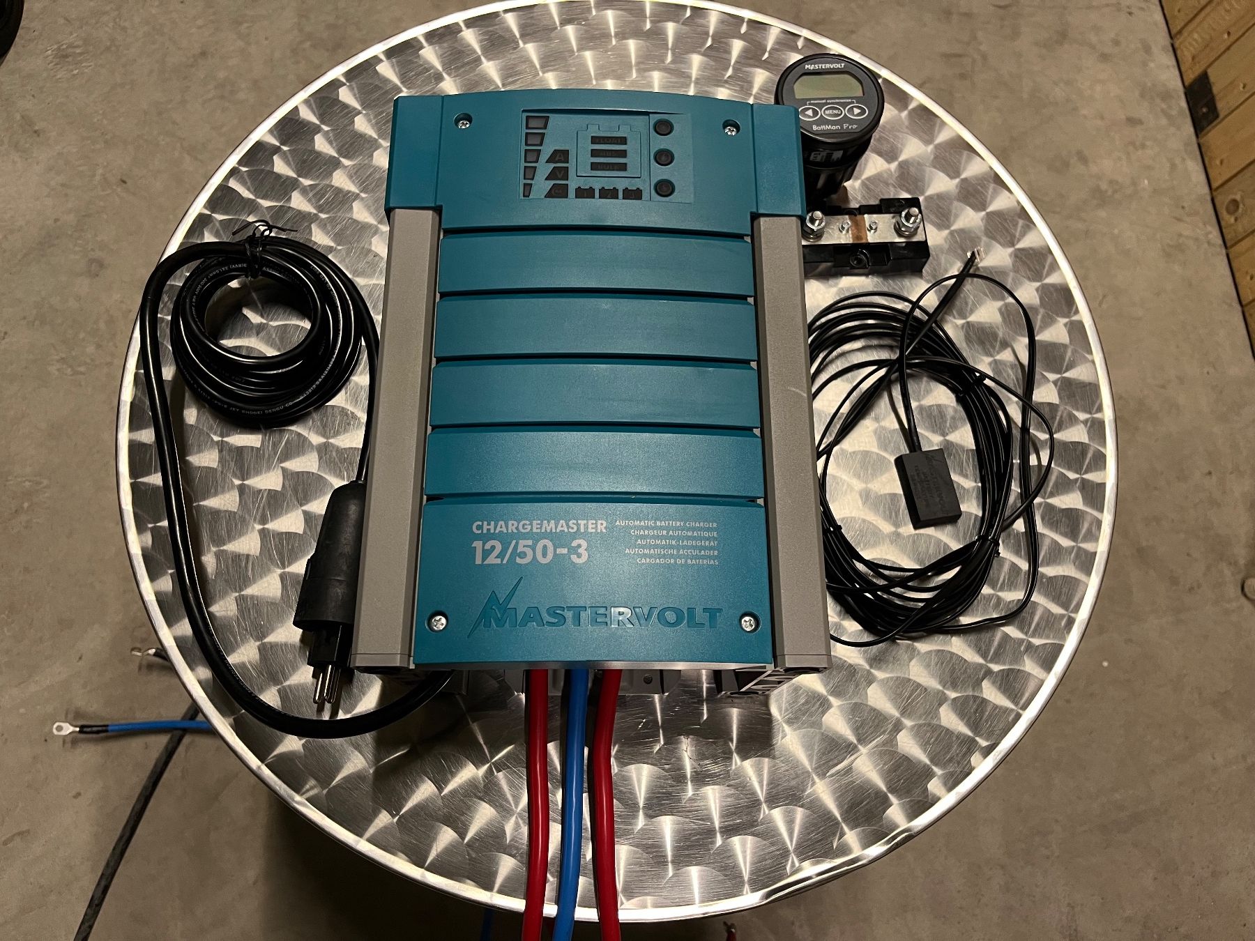 Caricabatterie: Mastervolt Chargemaster 12V 50-3 Batterieladegerät – Usato da Cressier FR venduto da schmidli010 1