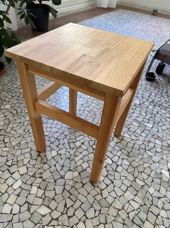 Hocker: Holzhocker Kiefer – Gebraucht aus Bern von figureskater