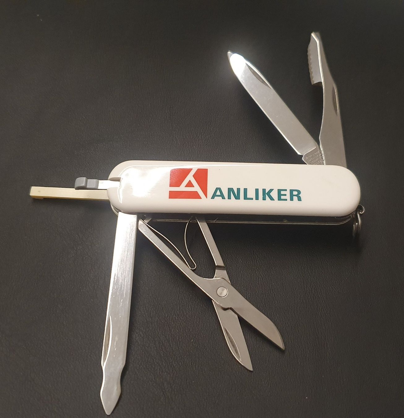 Victorinox Coltelli tascabile: 4 Victorinox Sackmesser mit Logo – Usato da Härkingen venduto da MarianneSi 6