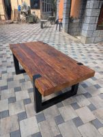 Rustikaler Couchtisch, Massivholz mit schwarzem Stahl
