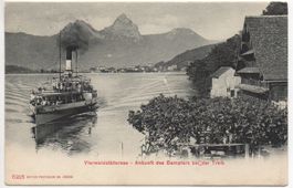 TREIB Ankunft des Dampfers, Blick auf Brunnen mit Mythen