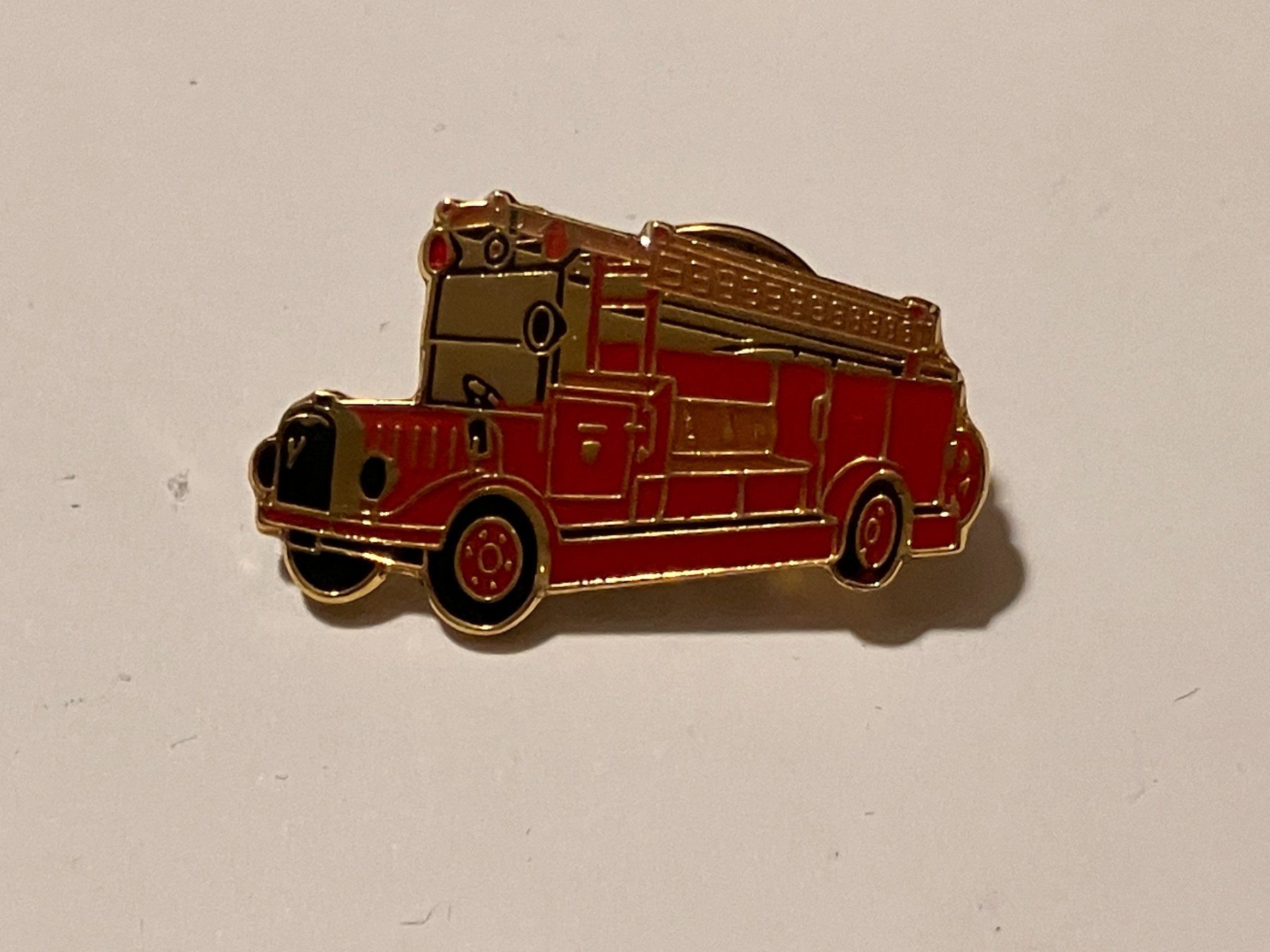 Placchette & Badge: 1 Pin Feuerwehr Auto – Usato da Basel venduto da djwwpp