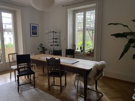Massivholztisch + 4 Stuck-Stühle