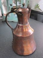 Antiker Kupferkrug mit Deckel und Messingriff