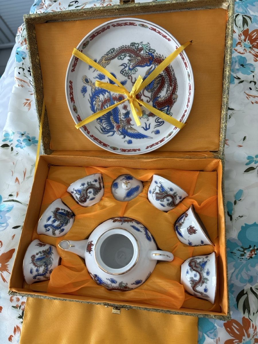 Set di piatti: Seltener Asiatischer Tee Set mit Drachenmuster – Nuovo e nell'imballaggio originale da Bellinzona venduto da LuganoBoutique
