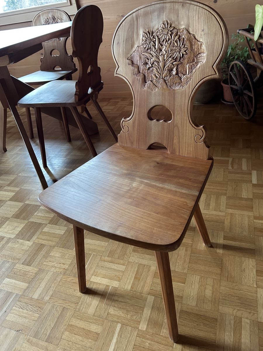 Sedie: Stuhl Stabelle Kirschbaum Holz handgeschnitzt – Usato da Wengi b. Frutigen venduto da Niesen3714
