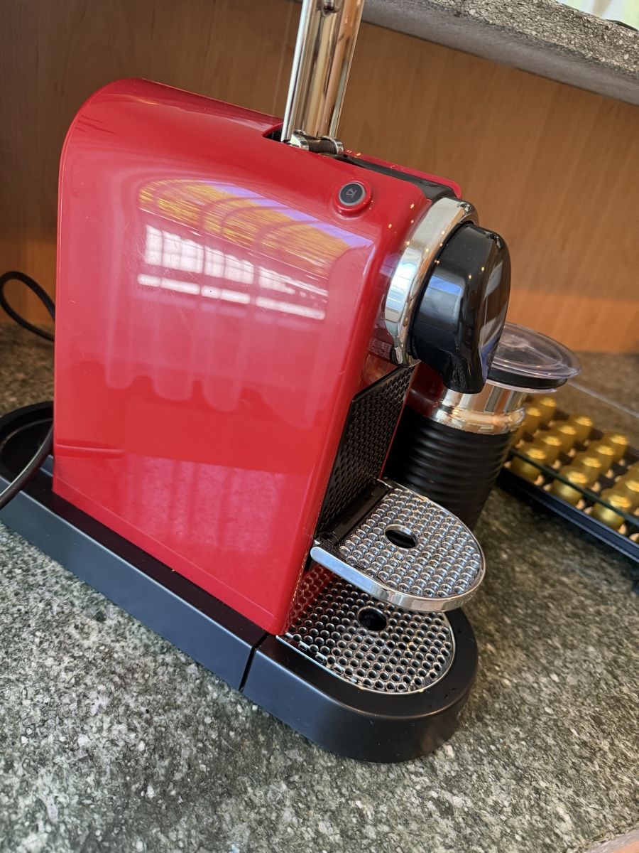 Nespresso Macchine per caffè & Macchine per espresso: Nespresso Maschine Rot mit Milchschäumer + Kapselhalter – Usato da Männedorf venduto da nes_6cjr 1