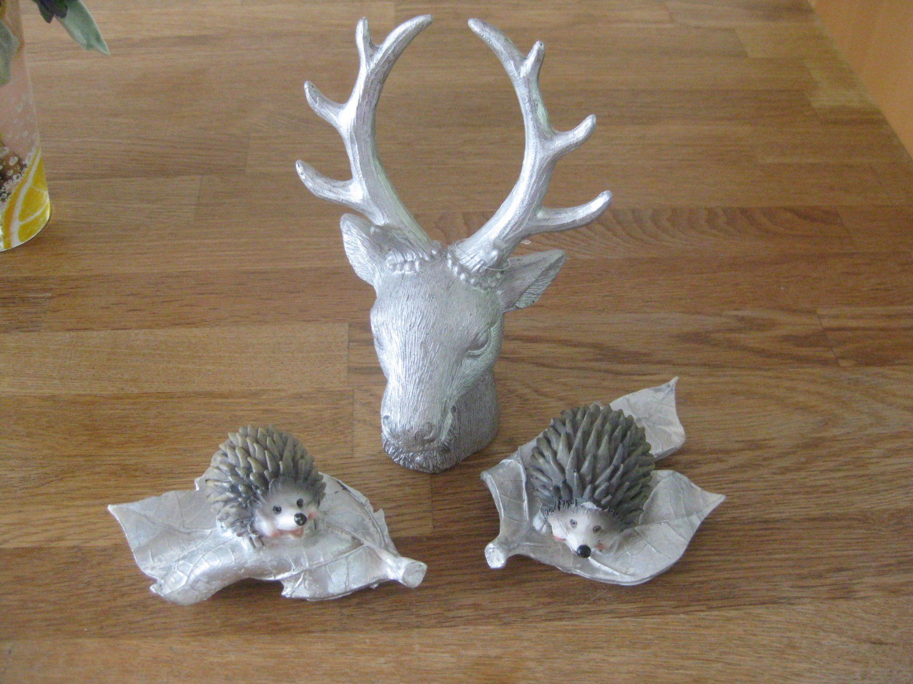 Toutes les décorations: Schöner Hirschkopf mit 2 Igeli auf einem Blatt – Neuf (Voir description) à Romanshorn par Wazoohandlung 1