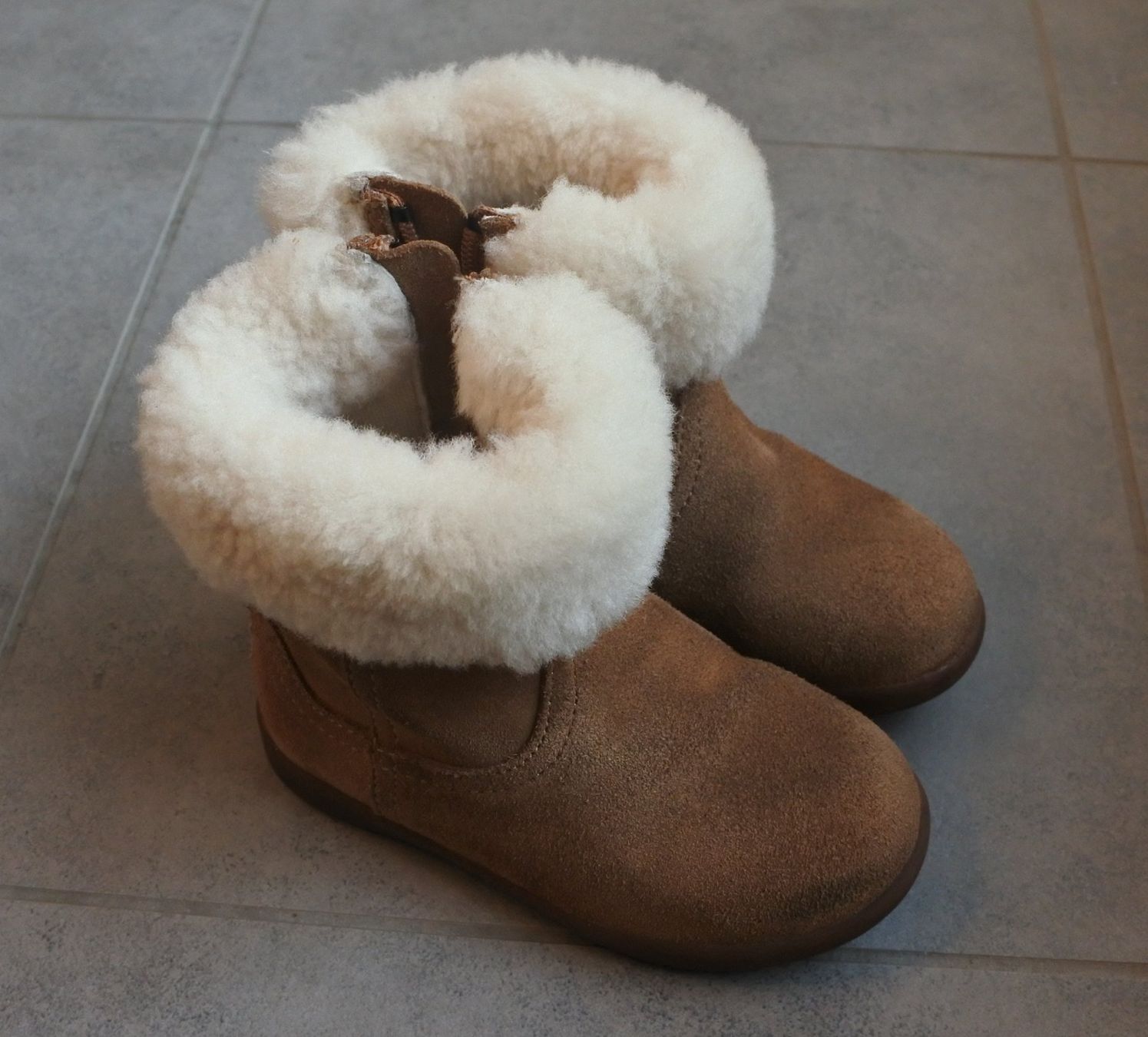 Ugg Scarpe per ragazzi: UGG - Kleinkinder Jorie Boot Grösse 23.5 – Usato da Lugano venduto da fc2017 3