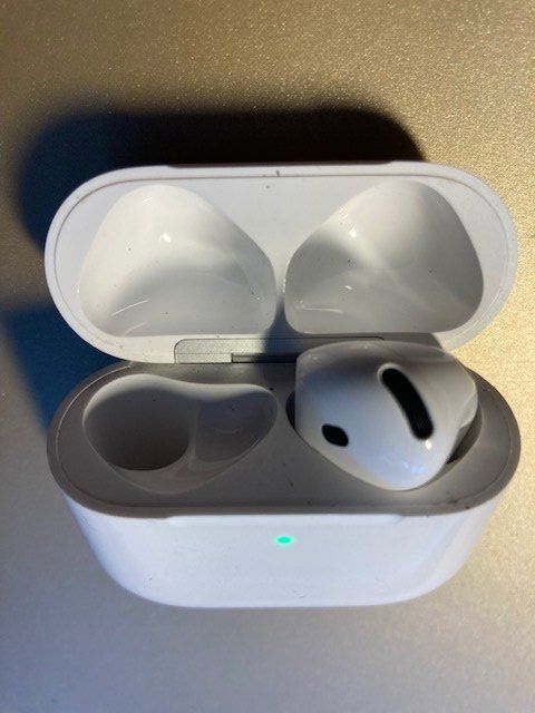 Apple Casques audio: Airpods 4 – D'occasion à Brügg BE par SaNiTi