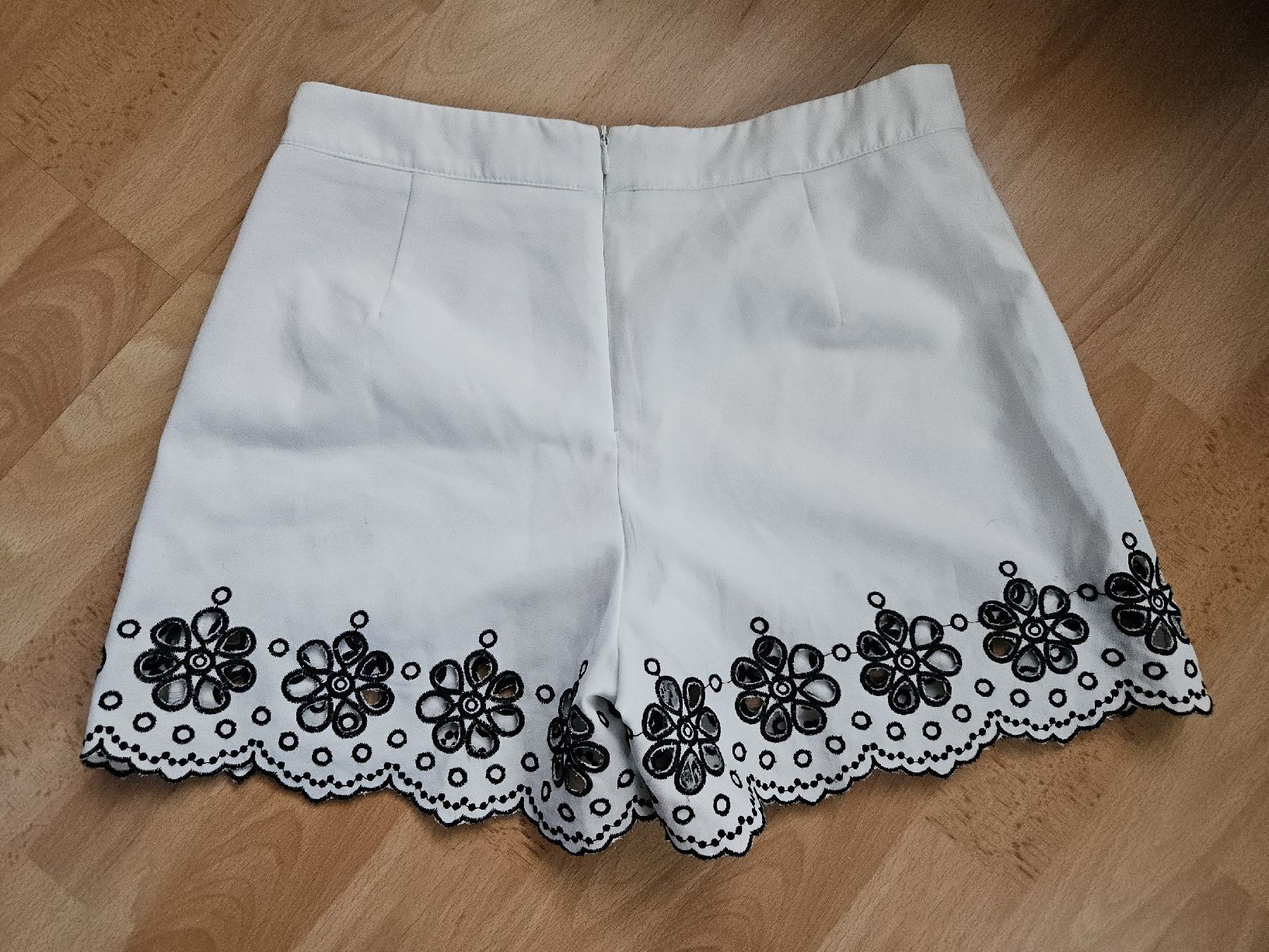 Pantaloni: Weisse Shorts mit Spitze – Usato da Ebikon venduto da SecondChance_byM 2