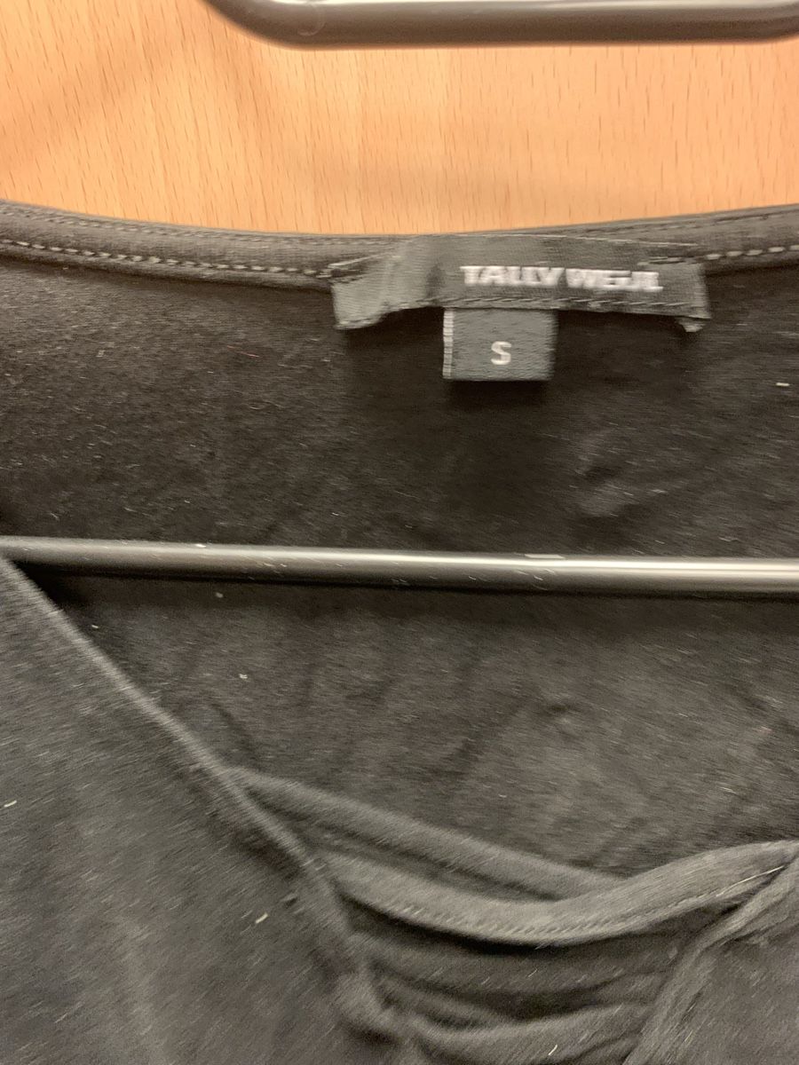 Tally Weijl Top: Haut noir décolleté croisé – Usato da Montreux venduto da Iza_81199 1