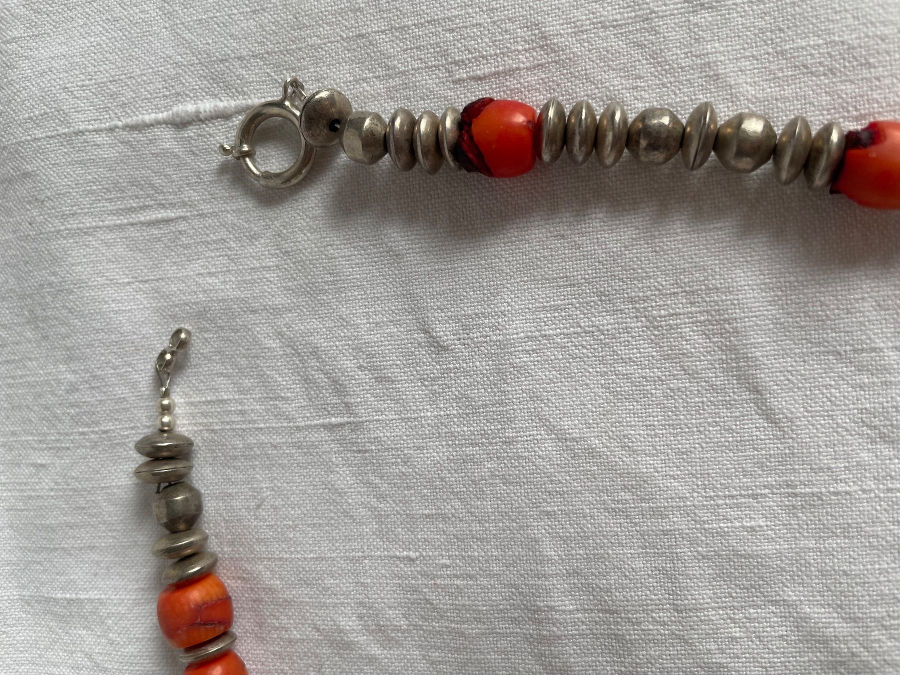 Catenine: Kette mit Korallen- und Silberelementen – Usato da Köniz venduto da kupu-kupu 2
