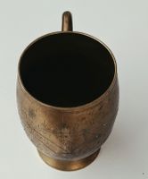 Tasse en laiton gravée bon état hauteur 12 cm