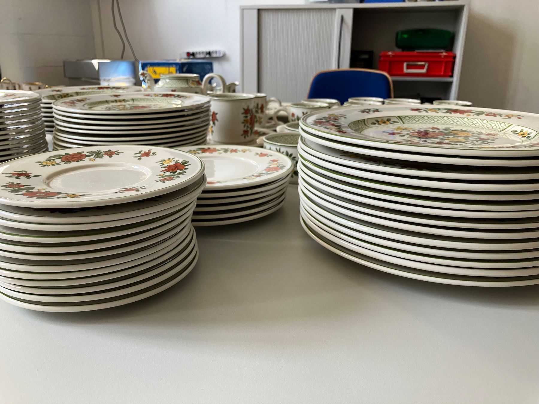 Villeroy & Boch Set di piatti: Summerday Villeroy & Boch Geschirrset 92 Teile – Usato da Aarburg venduto da Wendepunkt_Fundgrube 7
