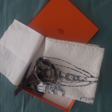 Carré Hermès Brides de Gala Broderie Anglaise 70