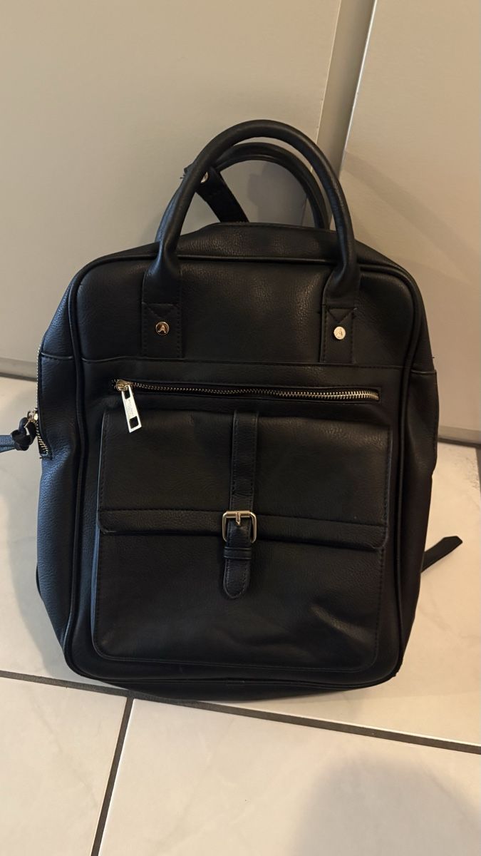 Rucksäcke: Rucksack schwarz, kunstleder – Gebraucht aus Bern von best.secondhand