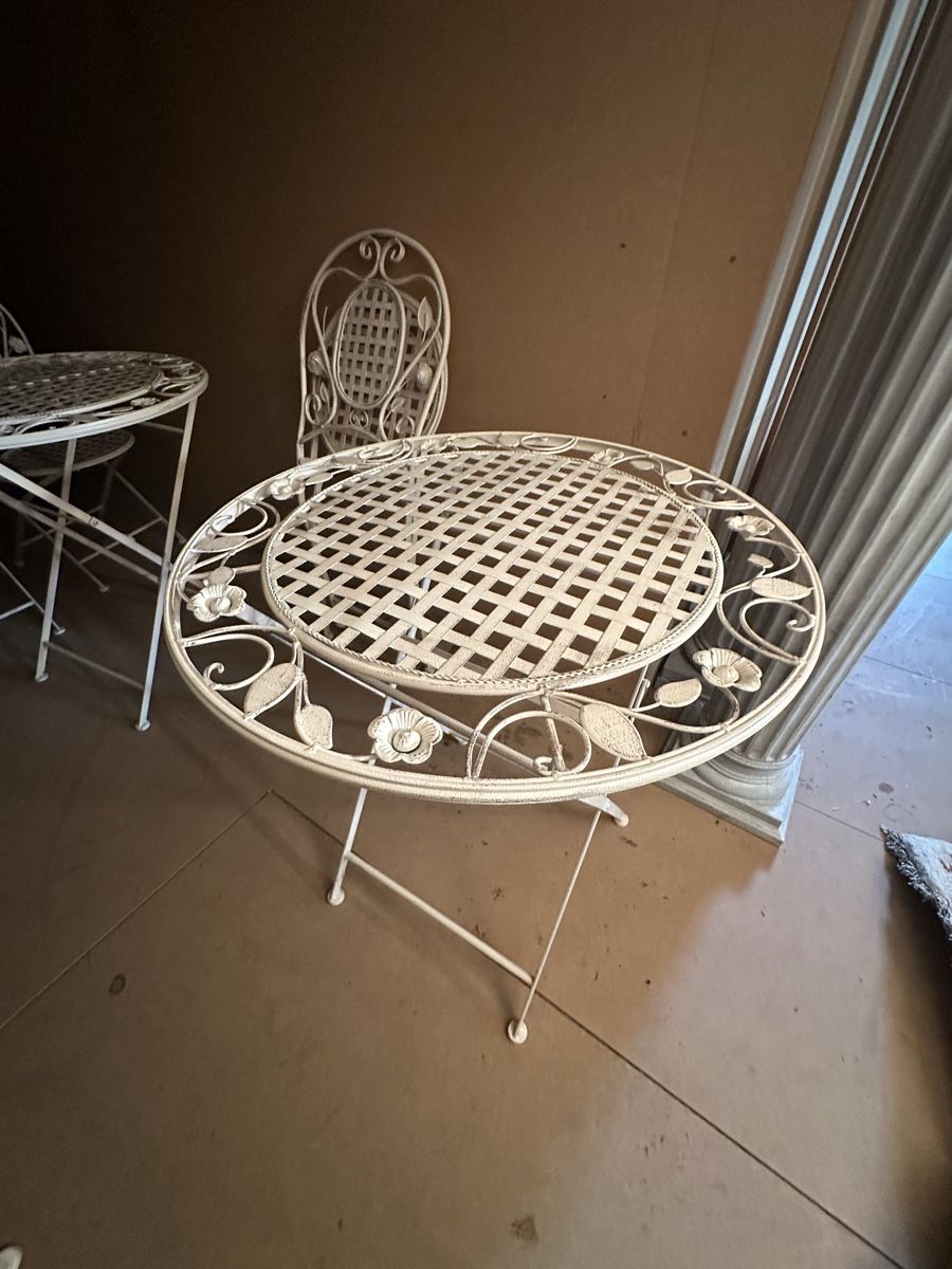 Set di tavolo e panche: 3xGartentischset weiss Metall Klappbar mit 6 Stühlen  – Usato da Rifferswil venduto da Dominik0804 8