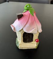 Märchenhaus Dekoration rosa mit Blattdach und Schornstein