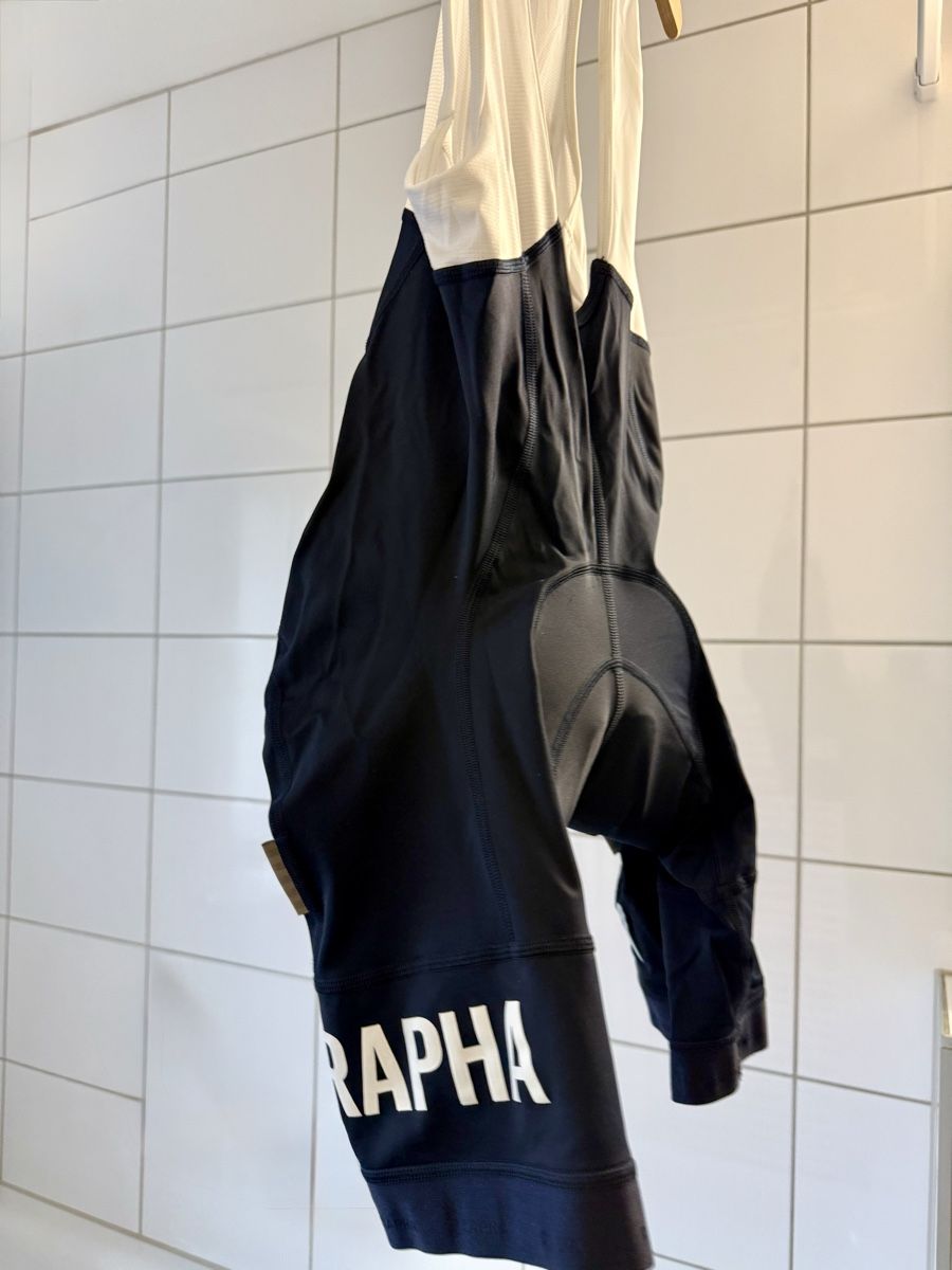 Pantaloni: RAPHA MEN'S PRO TEAM TRAINING BIB SHORTS – Nuovo (secondo la descrizione) da Basel venduto da Carlos_Deperu