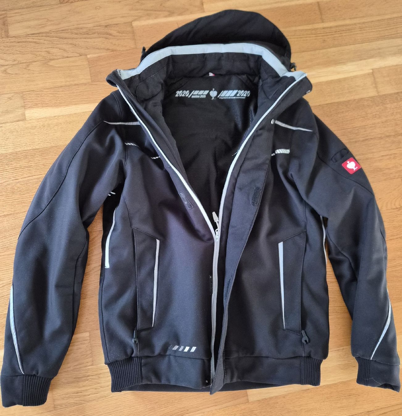 Engelbert Strauss Jacken: Engelbert Strauss Softshelljacke schwarz mit Kapuze – Gebraucht aus Neuenegg von tobixxx
