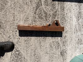 Holzhobel antik aus Holz Werkzeug gebrauchter Zustand