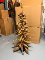 Weihnachtsbaum aus Schwemmholz mit Metallständer