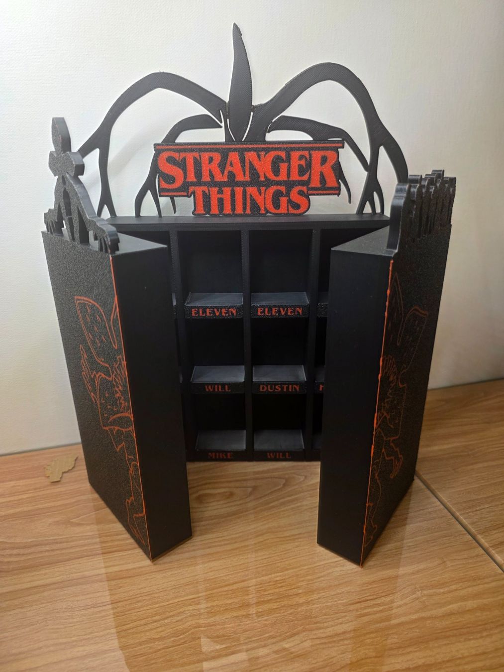 Carte collezionabili: Espositore Stranger Things 3D – Nuovo (secondo la descrizione) da Figino venduto da dif_2gsf 2